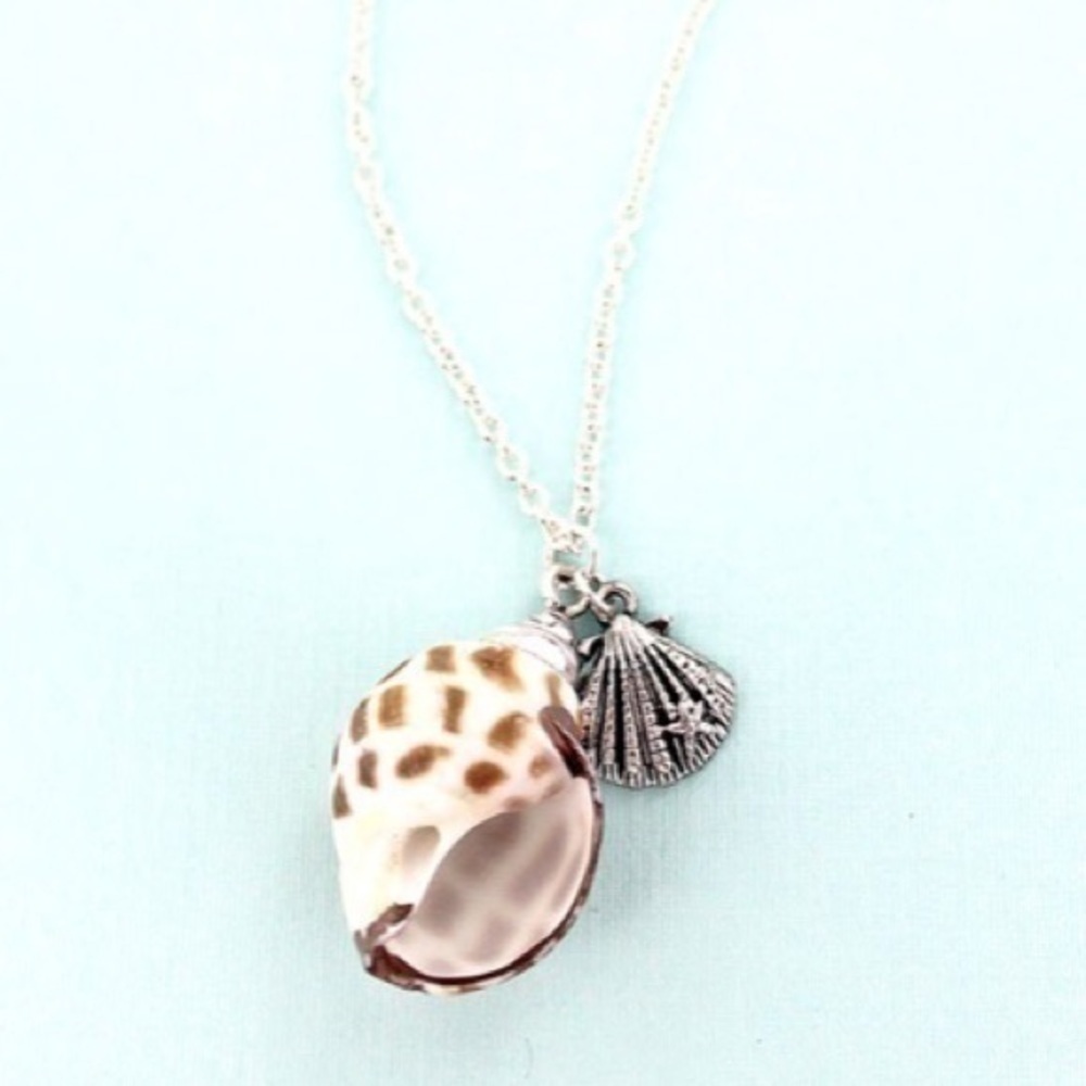 CLAM SHELL AND CONCH SHELL PENDANT NECKLACE - Picture 3 of 9